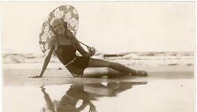 Olga Malėjinaitė prie jūros. Apie 1930