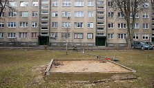 Luk&scaron;io gatvėje esančių 12-ojo ir 14-ojo daugiabučių namų kieme įrengtoje vaikų žaidimų aik&scaron;telėje įniko &scaron;eimininkauti beglobės katės