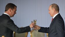 Vladimiras Putinas ir Dmitrijus Medvedevas susidaužia &scaron;ampano taurėmis per &scaron;ventinį priėmimą Maskvoje