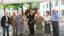 Po 60 metų jie susitiko savo buvusios mokyklos kiemelyje