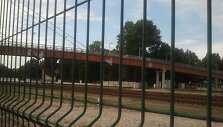 Kol nebuvo naujo tilto, klaipėdiečiai &scaron;ią atkarpą kirsdavo pavojingai sutre&scaron;usiu tiltu arba tiesiog bėgiais. 