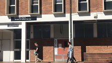 Australijos universitete studentas beisbolo lazda aptalžė keturis žmones