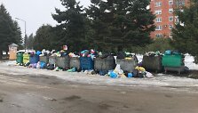 Perpildyti atliekų konteineriai Ariogaloje
