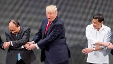 Maniloje pasaulio lyderių pozavimą bendrai nuotraukai sutrikdė Trumpo riktas