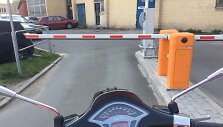 Motoroleris prie nuleisto užtvaro