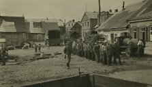 Žydų koloną priverstiniams darbams veda vokiečių kareiviai. Lietuva, Kėdainiai, 1941 m. birželio m.