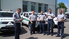 &Scaron;alčininkų rajono policijos komisariato pareigūnai ir antikorupciniais lipdukais paženklintas tarnybinis transportas.