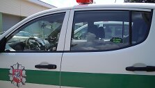 &Scaron;alčininkų rajono policijos komisariato pareigūnai ir antikorupciniais lipdukais paženklintas tarnybinis transportas.