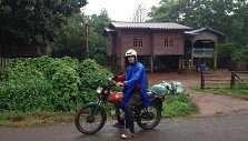 Karolio kelionė motociklu per Laosą