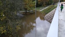 Danės upės vandens lygis dėl lietaus yra stipriai pakilęs.