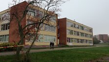 Prie mokyklos patruliuoja pareigūnai.