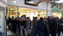 Žmonių eilė prie &bdquo;Swedbank&ldquo;