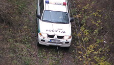 Nuo tilto nukrito žmogus