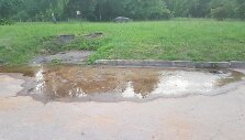 Prie Kauno klinikinės ligoninės i&scaron; hidranto liejasi vanduo