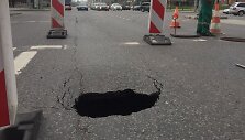 Sostinės Konstitucijos prospekte atsivėrė smegduobė