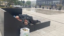 Kasdienybė skvere prie buvusio &bdquo;Vaidilos&ldquo; kino teatro Klaipėdoje
