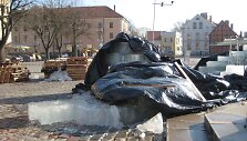 Ledo luitus Teatro aik&scaron;tėje ėmė tirpdyti pavasari&scaron;ka saulė. 