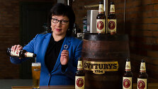 &bdquo;&Scaron;vyturio&ldquo; įkūrėjo vardu pavadintam alui skyrėme geriausias žaliavas. Ypatingo aromato ir kilmingumo &scaron;altyje subrandintam &bdquo;J.W. Reincke&ldquo; alui suteikia kilmingieji apyniai&ldquo;, &ndash; sako &bdquo;&Scaron;vyturio&ldquo; vyriausioji aludarė, &bdquo;J. W. Reincke&ldquo; recepto kūrėja Džuljeta Armonienė. Nerijaus Jankausko nuotr.