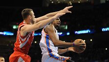 Donatas Motiejūnas prie&scaron; Keviną Durantą