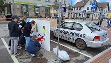 Kretingi&scaron;kiai sugalvojo originalų būdą kaip paslėpti reklaminius automobilius