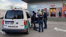 Vilniuje &bdquo;Rimi&ldquo; lankytojas sužeidė apsaugininką