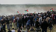 Tūkstančiai Gazos Ruožo gyventojų dalyvauja proteste prie Izraelio sienos