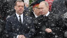 Dmitrijus Medvedevas ir Vladimiras Putinas / AFP