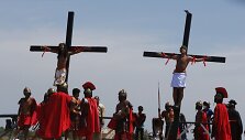 Danų režisierius ir filipinietis tikintysis dalyvauja &scaron;iurpiame Didžiojo penktadienio rituale