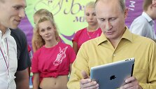Rusijos prezidentas Vladimiras Putinas rankose laiko iPad