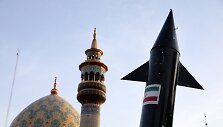 Irano demonstrantai ne&scaron;a raketos maketą