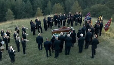 Volodymyras Zelenskis reklamoje &bdquo;palaidojo&ldquo; Petro Poro&scaron;enką