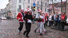 Kalėdų seneliais apsirengę klaipėdiečiai dalyvavo simboliniame labdaringame bėgime. 