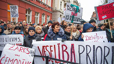 Latvijos gydytojai surengė protestą prie Saeimos rūmų