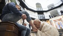 Popiežius Didįjį ketvirtadienį nuplovė kojas dvylikai kalinių 