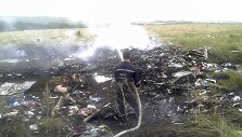 Ukrainoje sudužęs Malaizijos laineris &bdquo;Boeing 777&ldquo; su 295 žmonėmis numu&scaron;tas i&scaron; Rusijos teritorijos?