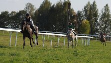 Nelegaliai į jojimo trasą prasiveržęs E.Kubilius (centre) pademonstravo įspūdingą greitį, tačiau pirmos vietos užimti nepavyko. 