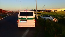 Automagistralėje ties Giraite &bdquo;Passat&ldquo; atsitrenkė į stulpą