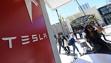 Žmonės laukia eilėje, kad galėtų sumokėti užstatą už &bdquo;Tesla Model 3&ldquo;
