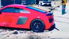 19-metis sudaužė &bdquo;McLaren 720S&ldquo; ir &bdquo;Audi R8&ldquo;