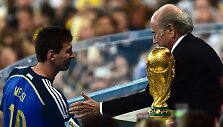 FIFA prezidentas Josephas Blatteris sveikina Lioneli Messi laimėjus &bdquo;Auksinio kamuolio&ldquo; apdovanojimą