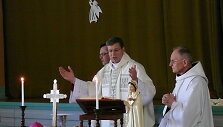 Kęstutis Kėvalas laiko &scaron;v. Mi&scaron;ias