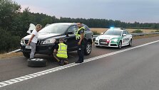 Policijos pareigūnai gelbsti bėdos i&scaron;tiktai moteriai.