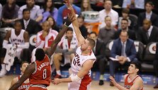 Jonas Valančiūnas ir Larry Sandersas