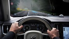 &bdquo;Volvo Cars&ldquo; pristatė pirmąją pasaulyje mi&scaron;riosios realybės automobilių kūrimo programą