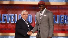 NBA komisaras Davidas Sternas ir Anthony Bennettas