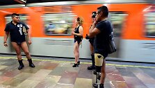 Diena be kelnių Meksikos metro