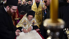 Konstantinopolio ekumeninis patriarchas Baltramiejus I pasira&scaron;o tomosą.
