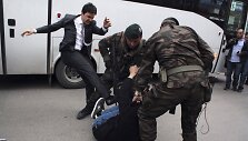 Yusefas Yerkelis spardo protestuotoją
