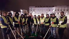 Savanoriai tvarko Vilniaus Katedros aik&scaron;tę