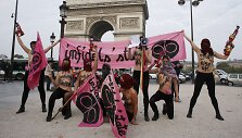 &bdquo;Femen&ldquo; protestas Paryžiuje 